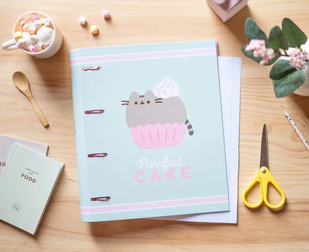 Grupo Erik - Segregator A4 4 Pierścienie - Kolekcja Pusheen Foodie | Sztywny segregator 4 Pierścionki, Format 27 x 32 cm | Materiały szkolne, organizery, artykuły biurowe